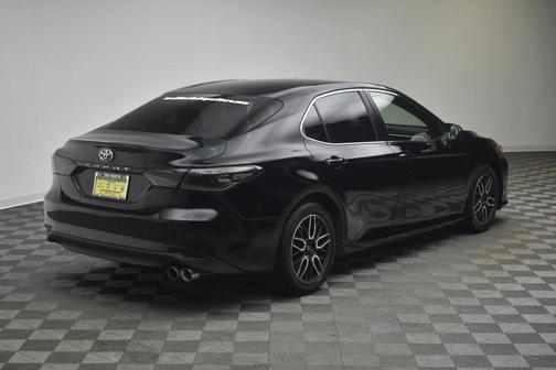 Midnight Black Metallic 2018 Toyota Camry LE