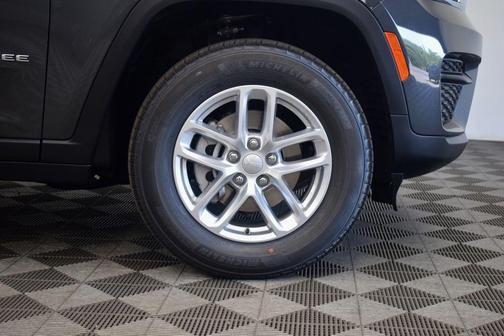 Metallic 2026 Jeep Grand Cherokee Laredo