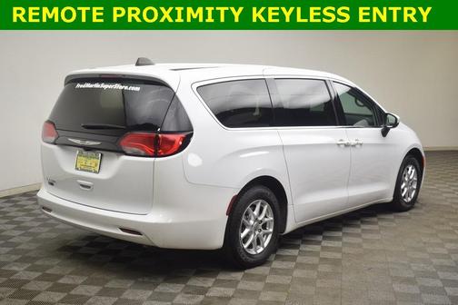 2023 Chrysler Voyager LX