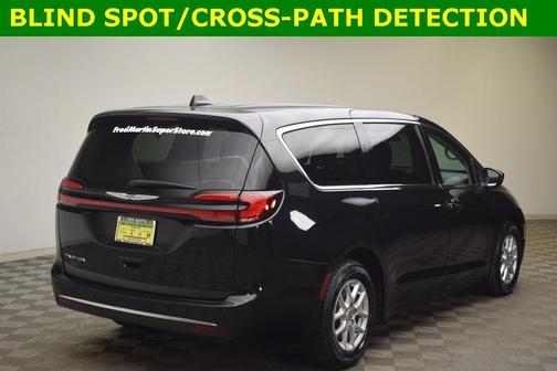2023 Chrysler Pacifica Touring-L