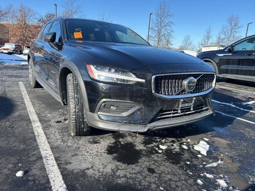 2025 Volvo V60 Cross Country B5 Plus