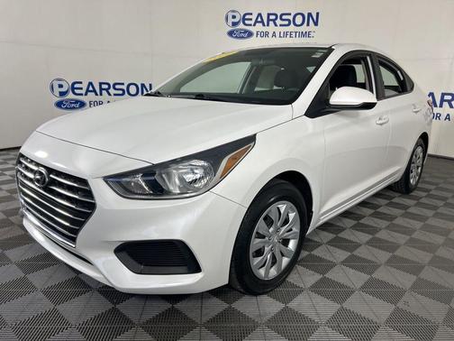 Frost White Pearl 2022 Hyundai Accent SE
