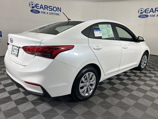 Frost White Pearl 2022 Hyundai Accent SE