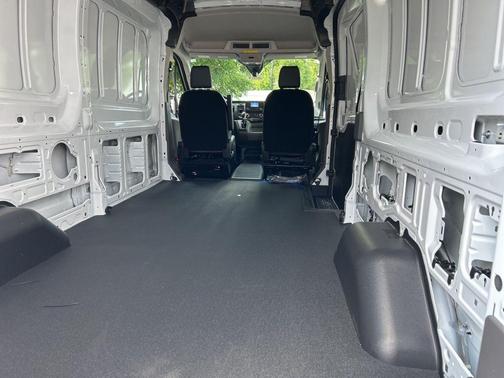 2025 Ford Transit-250 148 WB Medium Roof Cargo