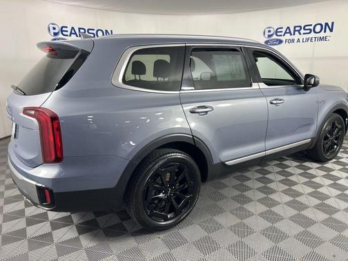 Everlasting Silver 2024 Kia Telluride S