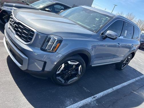 Everlasting Silver 2024 Kia Telluride S