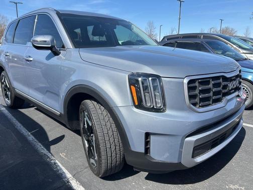 Everlasting Silver 2024 Kia Telluride S