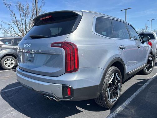 Everlasting Silver 2024 Kia Telluride S