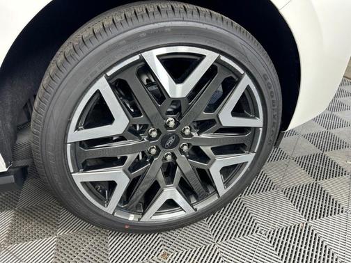 Star White 2026 Ford Expedition Max Platinum