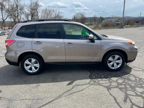 Beige 2014 Subaru Forester 2.5i Premium
