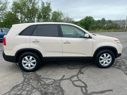Beige 2011 Kia Sorento LX