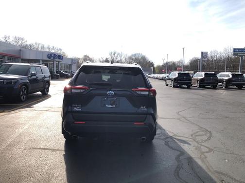 2022 Toyota RAV4 Hybrid XLE