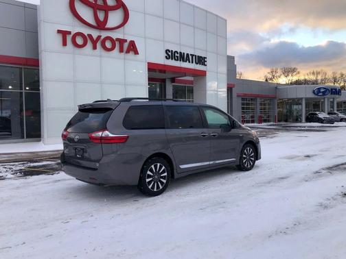 2019 Toyota Sienna XLE