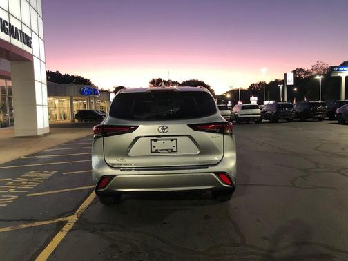 2025 Toyota Highlander Hybrid Platinum