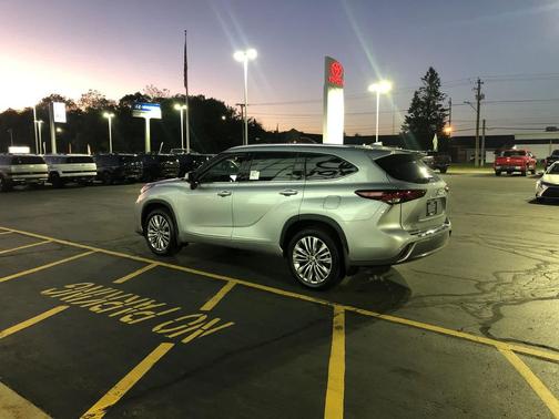 2025 Toyota Highlander Hybrid Platinum