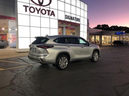 2025 Toyota Highlander Hybrid Platinum
