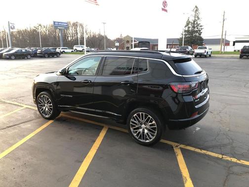 Diamond Black Crystal Pearlcoat 2023 Jeep Compass Limited