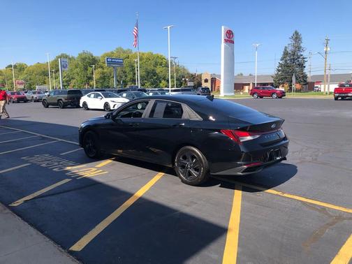 2023 Hyundai ELANTRA SEL