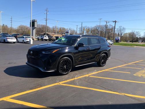 Midnight Black Metallic 2024 Toyota Highlander XSE