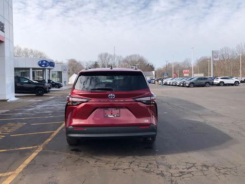 2025 Toyota Sienna XLE