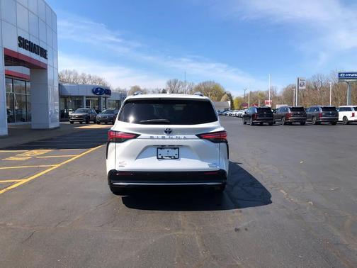 Wind Chill Pearl 2024 Toyota Sienna Limited