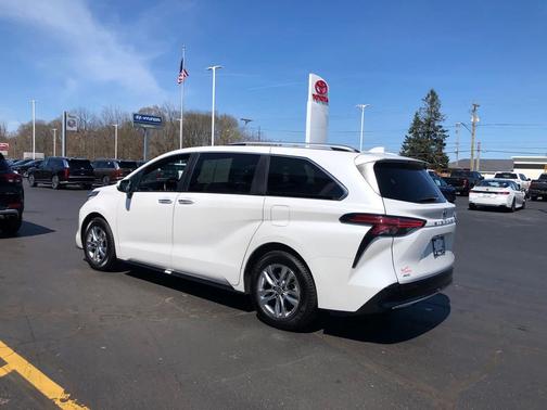 Wind Chill Pearl 2024 Toyota Sienna Limited