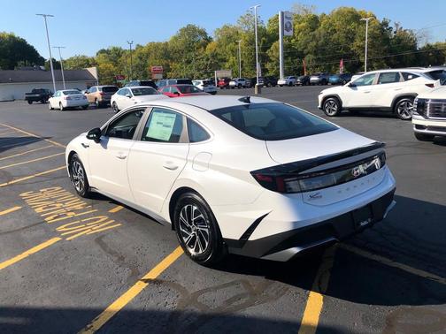 2026 Hyundai SONATA Hybrid Base