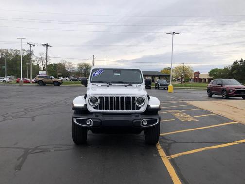 Bright White Clearcoat 2025 Jeep Wrangler 4-Door Sahara 4x4