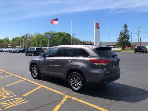 Predawn Gray Mica 2019 Toyota Highlander XLE