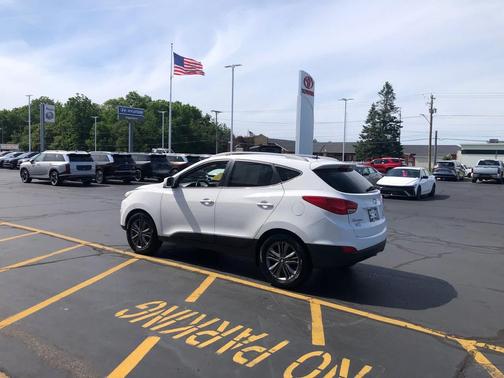 Winter White Solid 2015 Hyundai TUCSON SE