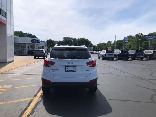 Winter White Solid 2015 Hyundai TUCSON SE