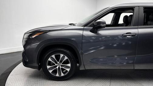 Magnetic Gray Metallic 2023 Toyota Highlander XLE