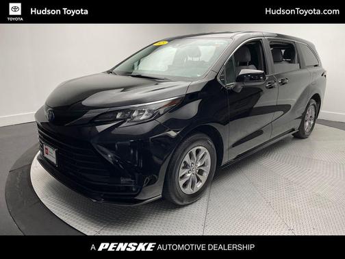 2025 Toyota Sienna LE