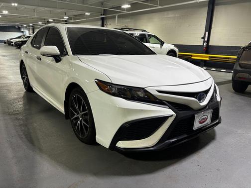 Ice Cap 2024 Toyota Camry Hybrid SE