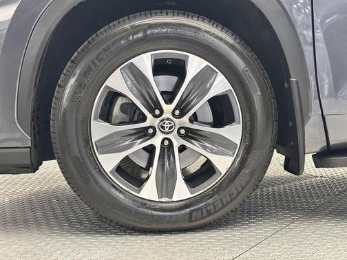 Magnetic Gray Metallic 2023 Toyota Highlander XLE