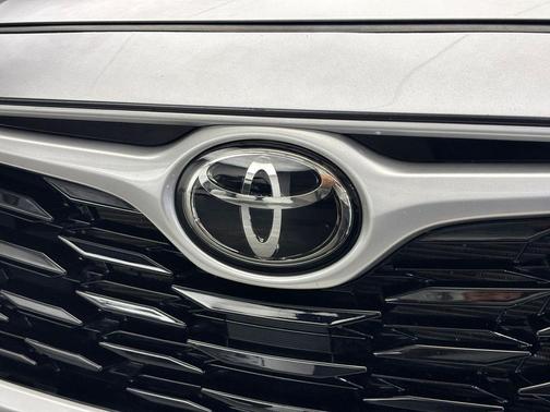 Magnetic Gray Metallic 2023 Toyota Highlander XLE
