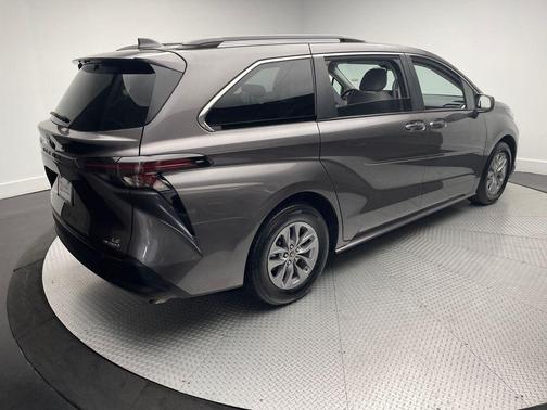 2023 Toyota Sienna LE