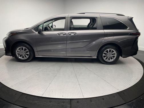 2023 Toyota Sienna LE