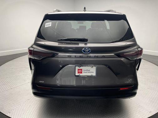 2023 Toyota Sienna LE