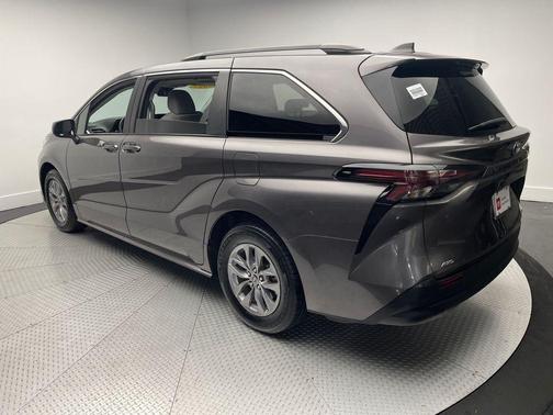 2023 Toyota Sienna LE