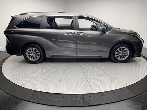 2023 Toyota Sienna LE