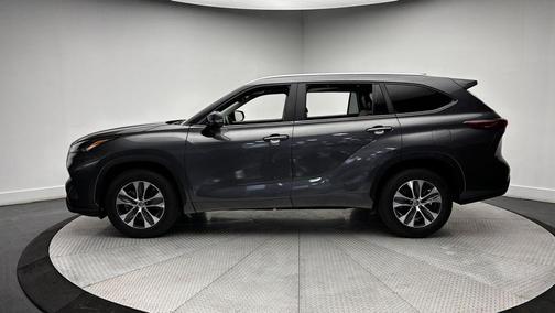 Magnetic Gray Metallic 2023 Toyota Highlander XLE