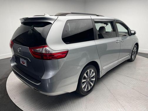 2020 Toyota Sienna XLE
