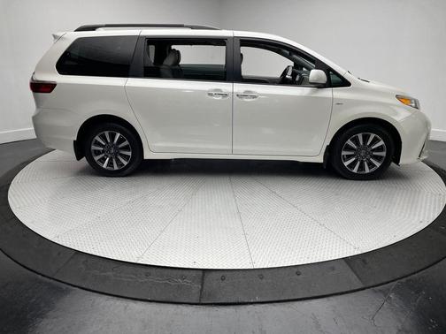 2018 Toyota Sienna XLE
