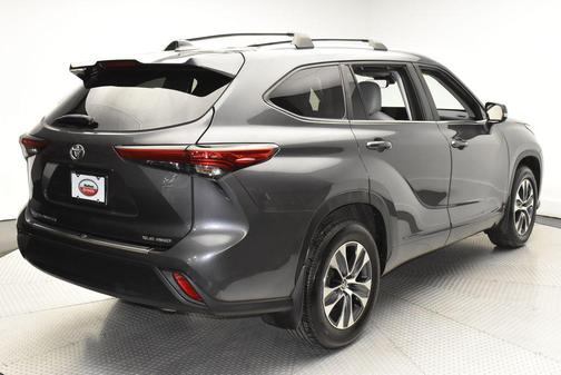Magnetic Gray Metallic 2023 Toyota Highlander XLE