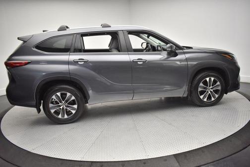 Magnetic Gray Metallic 2023 Toyota Highlander XLE