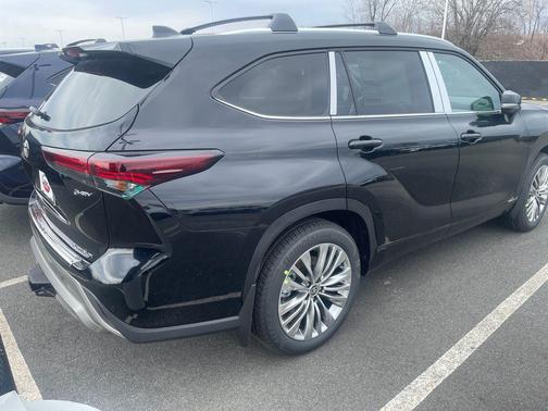 2026 Toyota Highlander Hybrid Platinum
