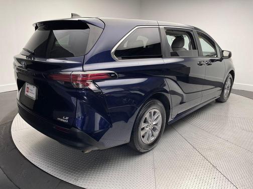 2022 Toyota Sienna LE