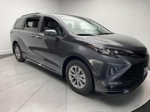 2025 Toyota Sienna XLE 8 Passenger