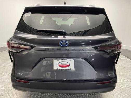 2025 Toyota Sienna XLE 8 Passenger
